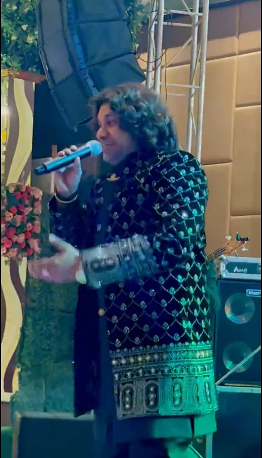 Bollywood and Punjabi mashup live performance by Sameer Khan Niazi driving the crowd wild on the dance floor.